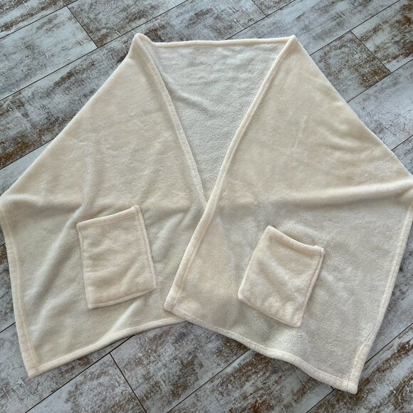LAST CHANCE!  Soft & Snuggly Pearl White Shawl/Cape - Picture 2 of 6